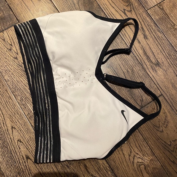Nike sports bra - Picture 1 of 2